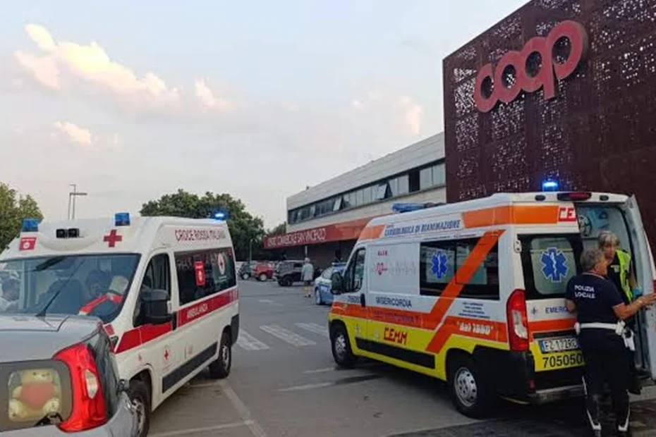 San Vincenzo, tentativo di accoltellamento davanti alla Coop: agente spara e ferisce l’aggressore