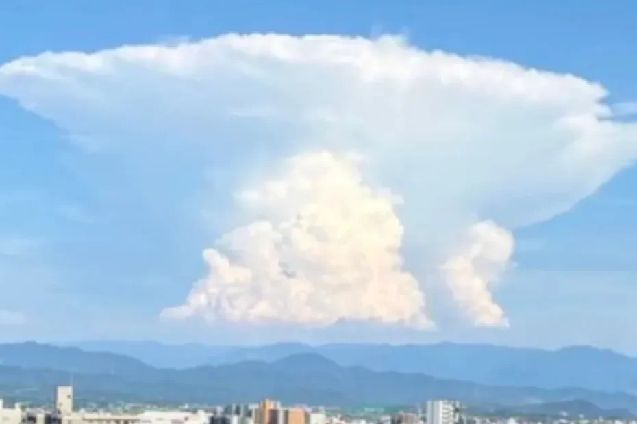 Gigantesca nube a fungo cumulonimbus incus apparsa nel cielo di Kumamoto in Giappone dopo il terremoto di magnitudo 7.1