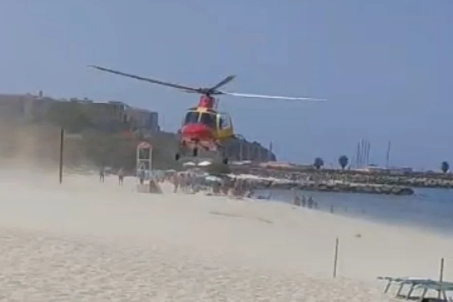 L’arrivo dell’elisoccorso in spiaggia a Parghelia dopo il malore del turista