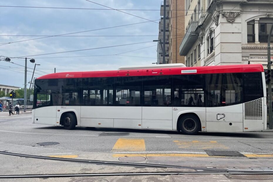 Un autobus Busitalia a Padova, dove un passeggero ubriaco ha minacciato gli altri viaggiatori con una bottiglia rotta