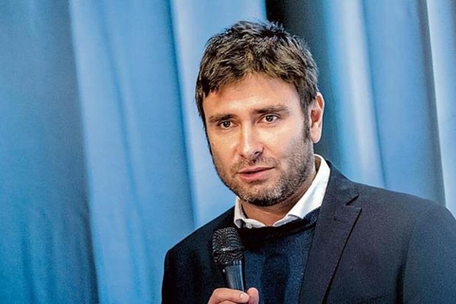 Alessandro Di Battista rifiuta il volo di Stato messo a disposizione dal governo per il rientro da Cuba