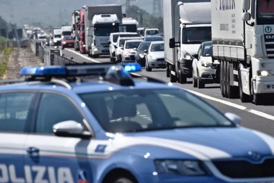 Incidente sull’A1 vicino Arezzo tra un camion e tre auto, traffico in tilt