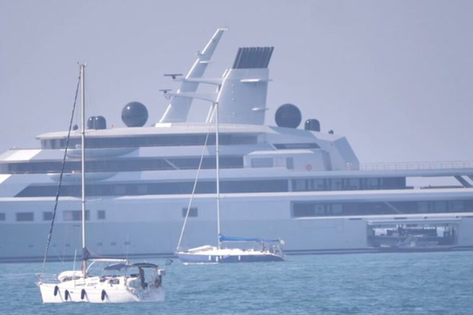 Lo yacht Dragonfly di Sergey Brin avvistato al largo di Ostia