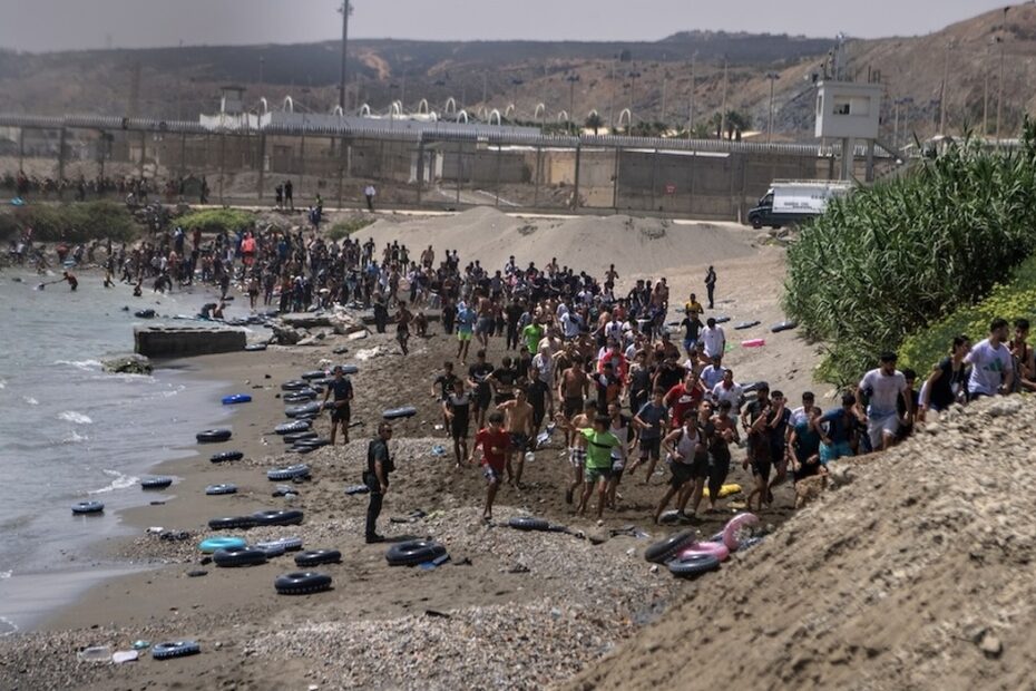 Ceuta, la crisi migratoria: migliaia di persone verso l’Europa, la polizia dà la caccia a possibili jihadisti