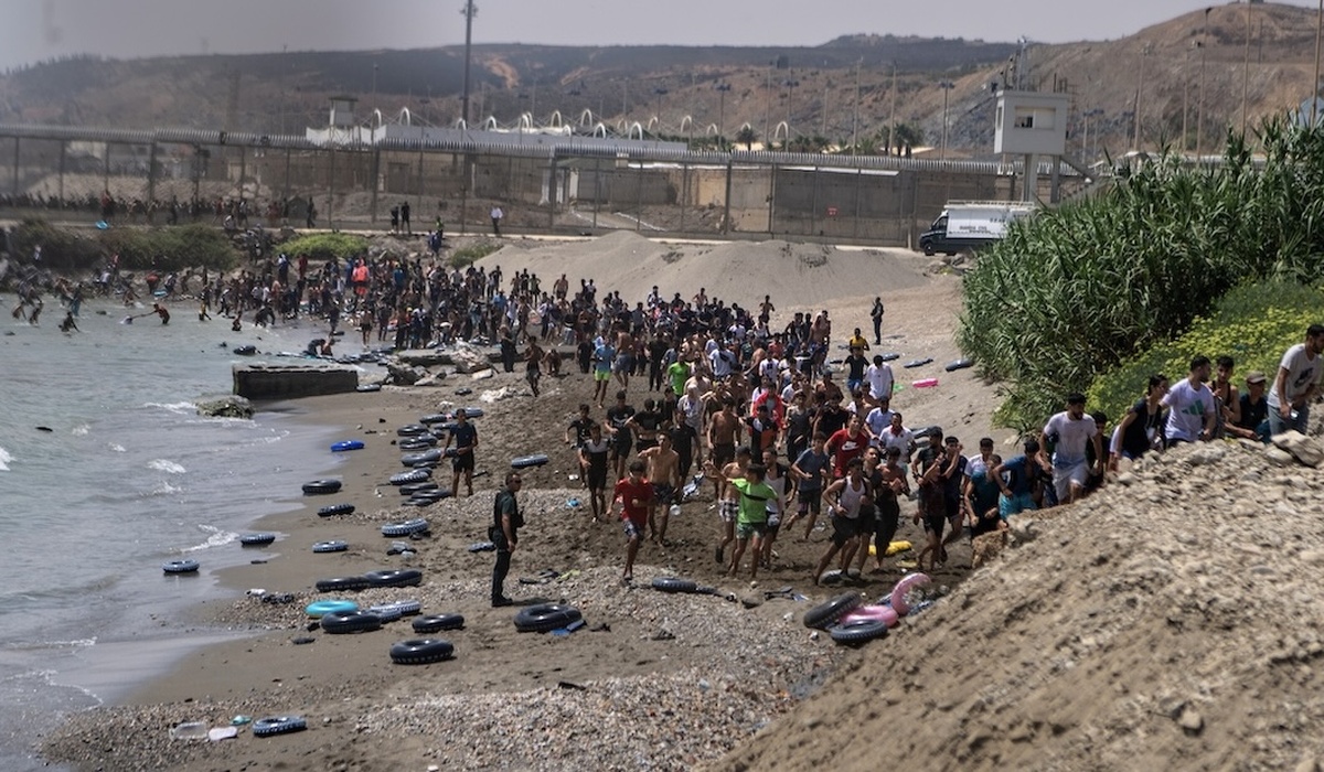 Ceuta, la crisi migratoria: migliaia di persone verso l’Europa, la polizia dà la caccia a possibili jihadisti