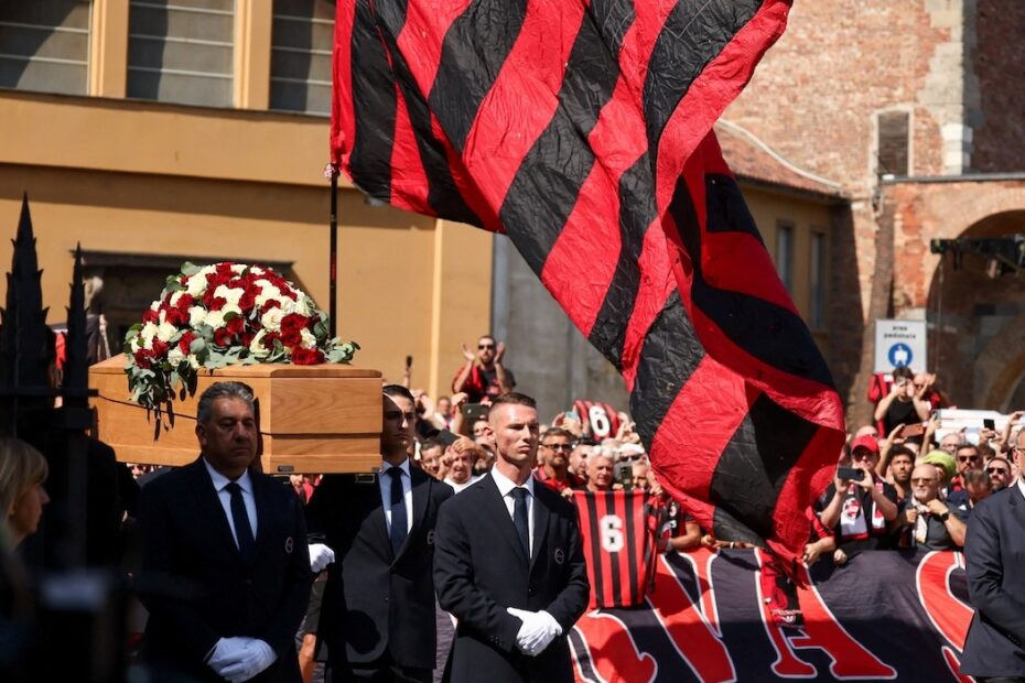 Migliaia di persone ai funerali di Franco Baresi nella basilica di Sant’Ambrogio a Milano