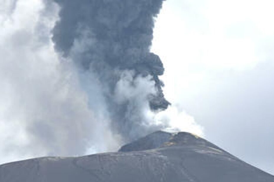 Etna in eruzione, fontana di lava dal cratere Voragine e voli dirottati a Catania