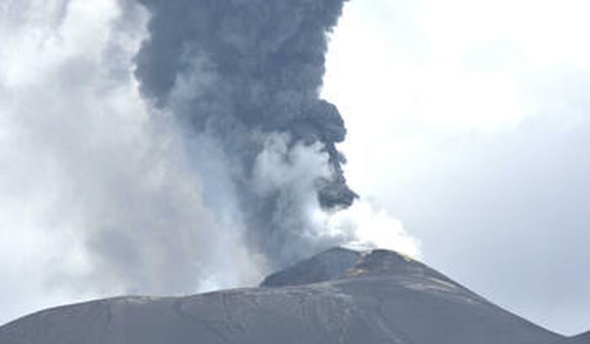 Etna in eruzione, fontana di lava dal cratere Voragine e voli dirottati a Catania
