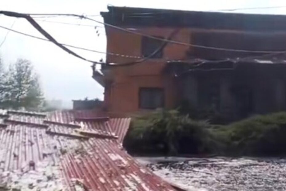 Maltempo nel Novarese, il tetto della trattoria Farese distrutto dal vento