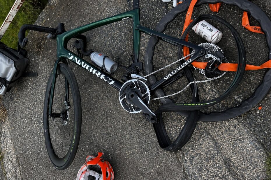 Lanzo Torinese, un gruppo di ciclisti investito da un’auto dopo una lite per un sorpasso