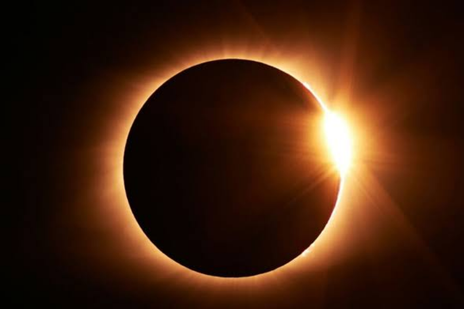 Eclissi solare del 12 agosto, l’allarme degli oculisti: i normali occhiali da sole non proteggono la vista