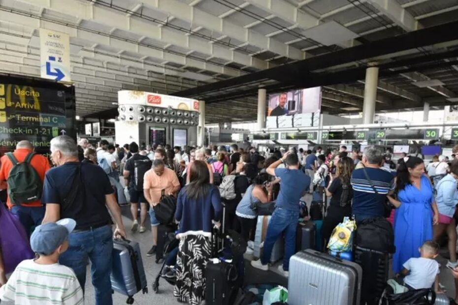 Etna in eruzione, aeroporto di Catania chiuso: migliaia di passeggeri bloccati