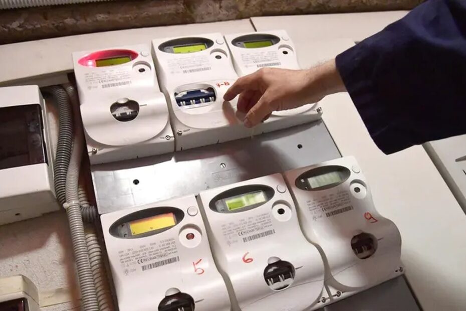 Bollette, la maxi stangata di settembre: rincari fino al 54% per le imprese