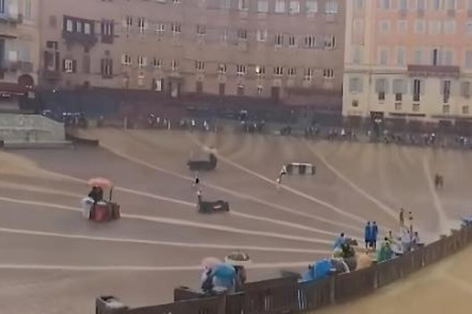 Palio di Siena, la pioggia allaga Piazza del Campo: il Palio dell’Assunta rinviato