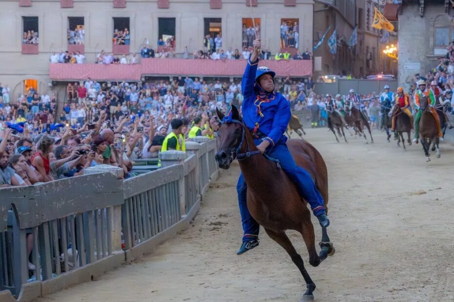 Palio di Siena, il Nicchio vince con Tittia: il fantino cade e finisce in ospedale