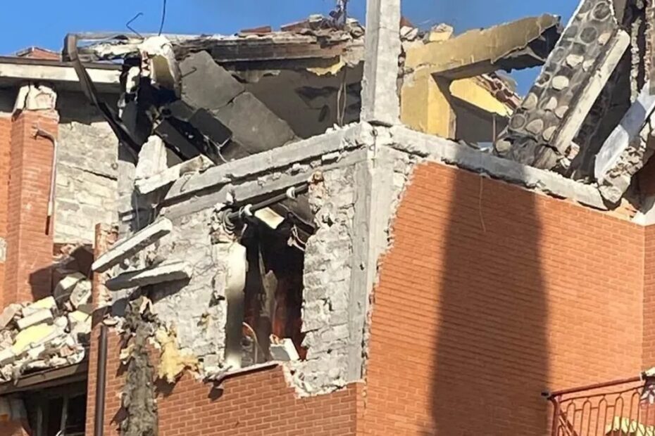 Esplosione in un appartamento a Cassino, crolla il tetto della palazzina: due ustionati gravi