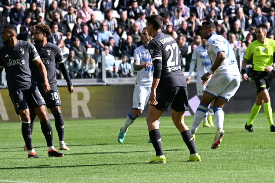 Kenan Yildiz, infortunio al piede per il trequartista della Juventus: rischio operazione