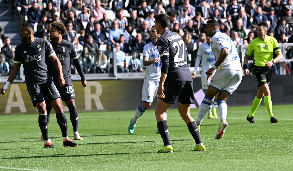 juventus infortunio al piede per il numero 10 rischio operazione e due mesi di stop da Urbanpost.it juventus infortunio al piede per il numero 10 rischio operazione e due mesi di stop