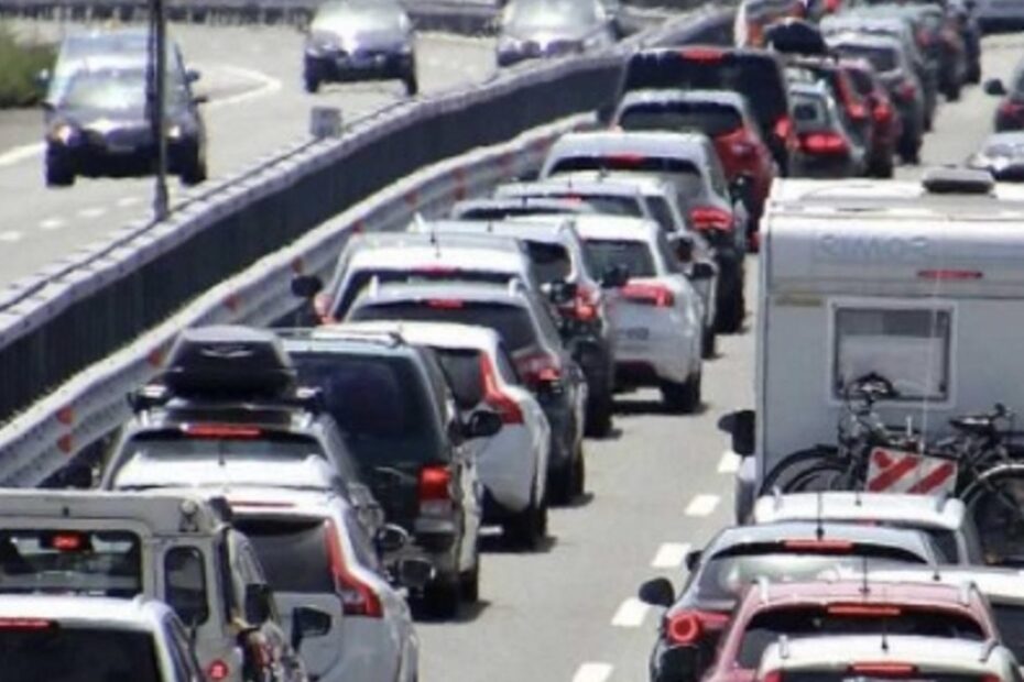 Tir con cisterna di fenolo ribaltato sull’A4 Venezia-Trieste, autostrada chiusa