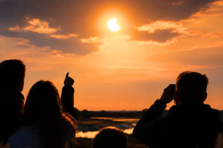 Sole parzialmente oscurato dal disco lunare basso sull'orizzonte al tramonto, immagine di contesto sull'eclissi solare parziale visibile dall'Italia il 12 agosto 2026