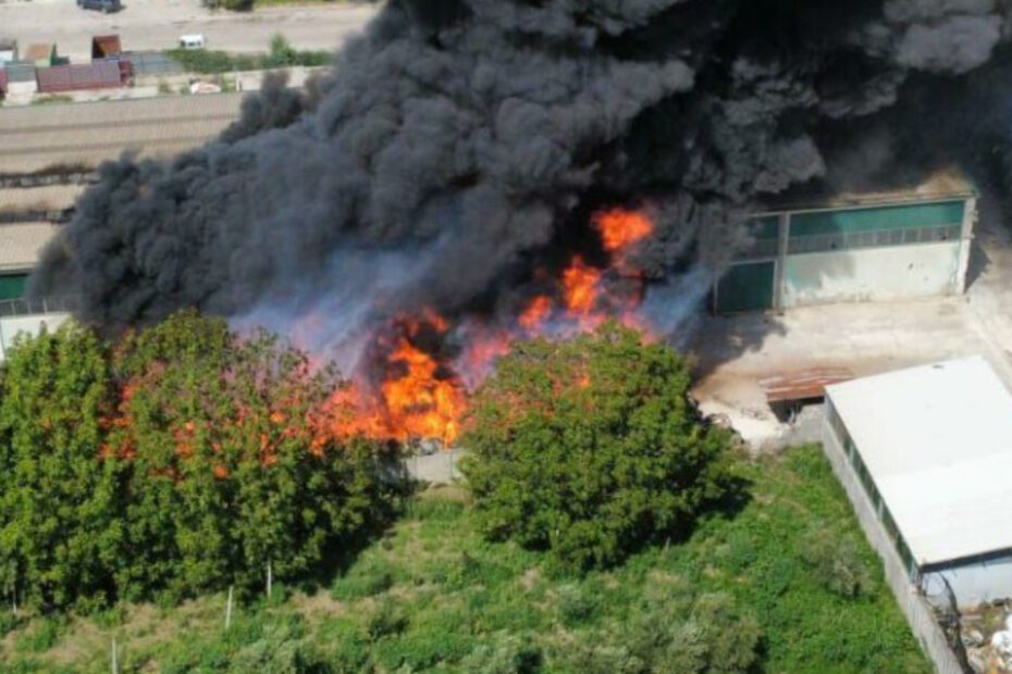 Vasto incendio nell'area industriale di Airola, colonna di fumo nero verso Montesarchio
