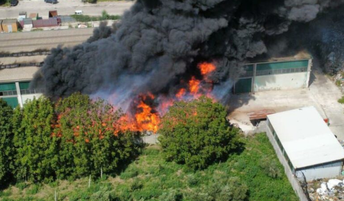 airola incendio nell8217area industriale colonna di fumo verso montesarchio da Urbanpost.it airola incendio nell8217area industriale colonna di fumo verso montesarchio