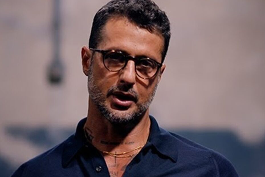 Fabrizio Corona vittima di un tentativo di estorsione a Milano, l’auto colpita con una catena