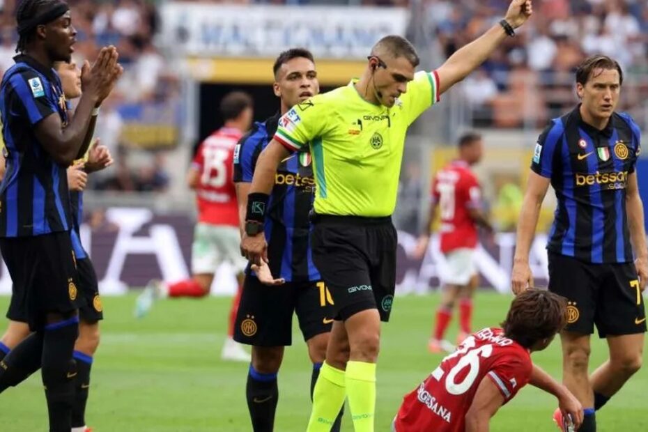 Inter-Napoli, bufera sull’arbitro Sozza per il rigore negato e il mancato secondo giallo a Lautaro