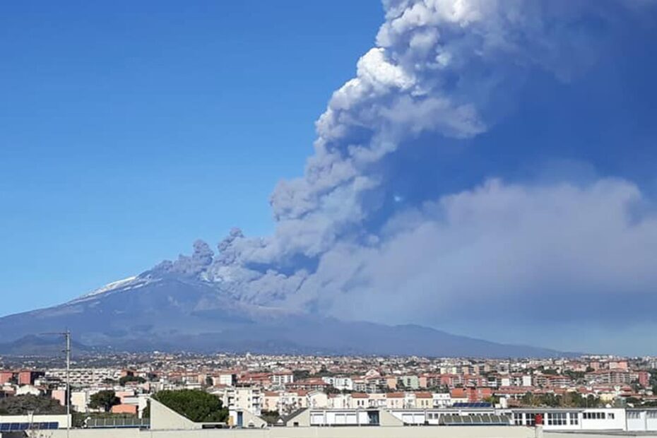 Etna, allerta rossa per l’aviazione: nube di cenere alta 4 chilometri diretta verso l’aeroporto di Catania
