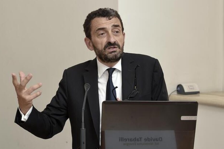 Davide Tabarelli, presidente di Nomisma Energia, lancia l’allarme sui rincari di benzina e diesel