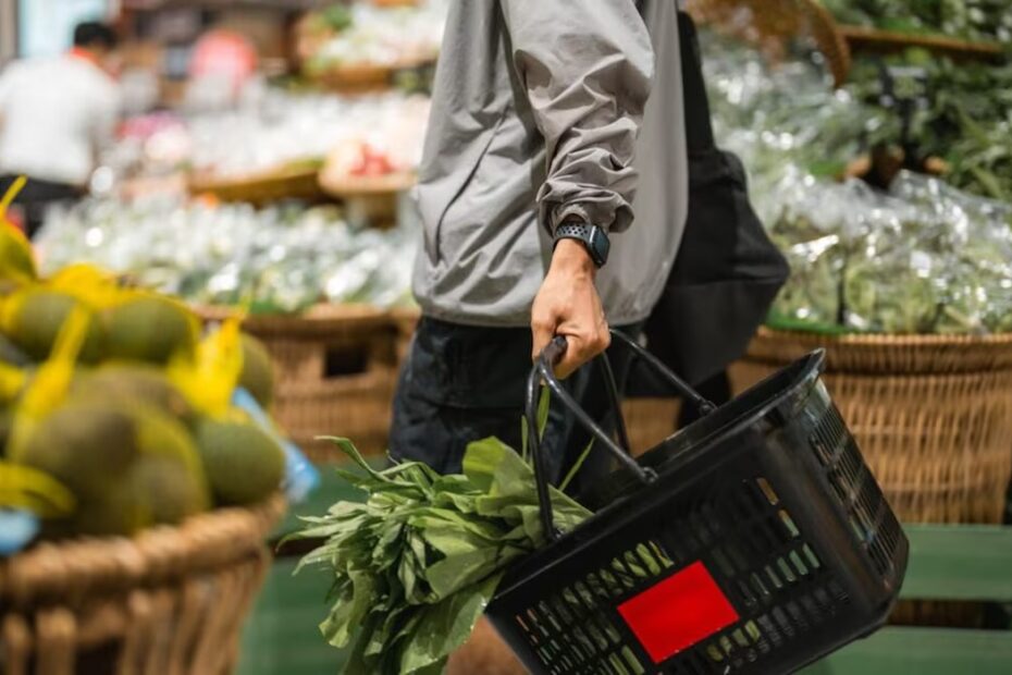 Scaffali di verdure vuoti nei supermercati italiani per caldo record, siccità e caro energia