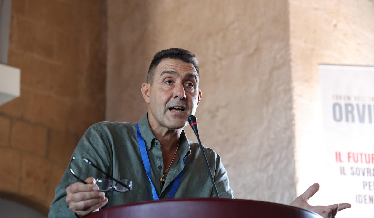 vannacci sulle gonne tra lunga e corta la preferisco senza da Urbanpost.it vannacci sulle gonne tra lunga e corta la preferisco senza