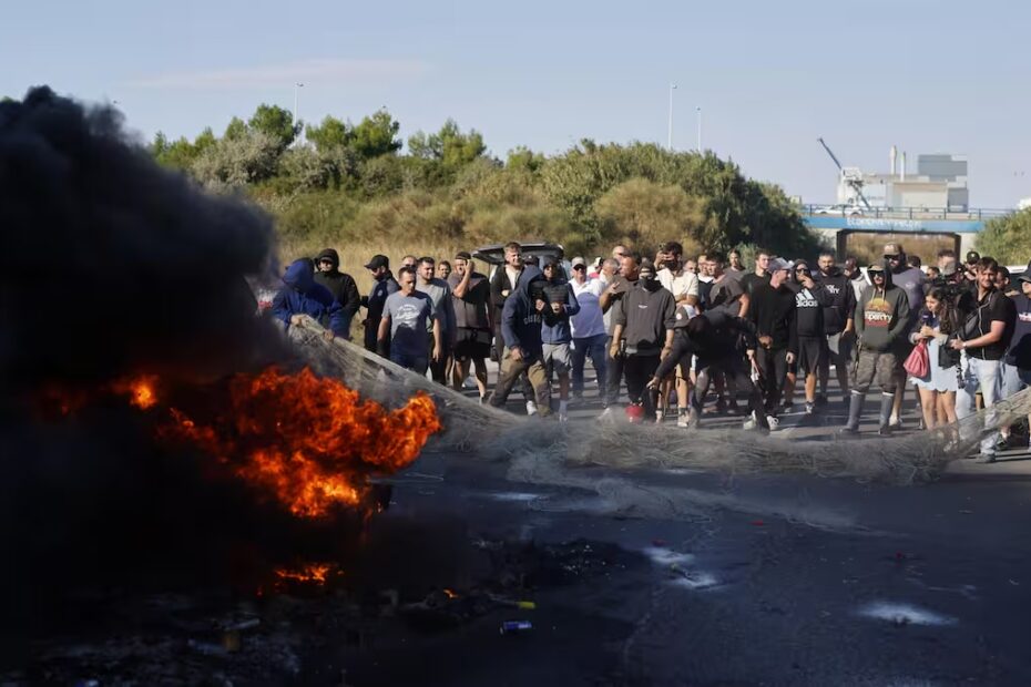 "Essence trop chère, le peuple est en colère". Benzina troppo cara, il popolo è arrabbiato. Lo slogan è tornato sulle strade francesi e inevitabilmente risveglia il fantasma dei gilet gialli. Diesel a 2,41 euro al litro, nuovo record Domenica 20 settembre il gasolio ha raggiunto in Francia una media di 2,4097 euro al litro, nuovo record, calcolata dall'agenzia France Presse sui prezzi comunicati da oltre 8.700 distributori al portale ufficiale del governo. Due giorni prima era già stato superato il precedente massimo di aprile. Anche la benzina corre: il 18 settembre il SP95-E10 viaggiava intorno a 2,17 euro al litro, sopra il precedente picco del 2022. Punte fino a 2,80 euro al litro Dietro le medie nazionali si nascondono punte molto più pesanti: oltre 700 distributori vendevano il diesel a più di 2,50 euro, circa 70 superavano 2,70 e alcune decine sfioravano o oltrepassavano 2,80 euro. Per una famiglia che riempie un serbatoio da 50 litri significa spendere circa 120 euro per un pieno di diesel al prezzo medio nazionale. La Francia periferica più colpita È soprattutto nella Francia periferica, rurale e dei pendolari che il rincaro diventa una questione sociale: dove non esiste un'alternativa alla macchina, andare al lavoro costa ogni settimana di più. Nel Nord c'è chi ormai mette nel serbatoio soltanto un terzo del pieno, sperando che nel frattempo i prezzi scendano. Stazioni di servizio vandalizzate La tensione è già tracimata oltre la semplice protesta. Nel fine settimana del 12 e 13 settembre alcuni distributori vicino a Douai sono stati vandalizzati. A Lallaing sono stati distrutti gli schermi delle pompe e sul distributore è comparsa in rosso la scritta "Voleurs", ladri. A Pecquencourt sono stati danneggiati display e circuiti elettrici. Il fronte dei pescatori Il fronte più caldo è stato quello dei pescatori. A Fos-sur-Mer decine di manifestanti hanno bloccato l'accesso a un deposito petrolifero strategico. Le proteste si sono allargate lungo la costa mediterranea: a Frontignan i pescatori hanno impedito ai camion cisterna di entrare nel deposito, mentre a Nizza una decina di imbarcazioni ha ostruito per alcune ore l'ingresso del porto. I blocchi sono stati successivamente sospesi durante il confronto con il governo. Il 16% delle stazioni senza carburante Il 20 settembre il 15% delle stazioni francesi risultava privo di almeno un tipo di carburante; il 21 settembre la quota era salita attorno al 16%. Nei Pays de la Loire si arrivava al 20%, con percentuali ancora superiori in alcuni dipartimenti. Il governo invita comunque a non confondere queste rotture di stock con una penuria nazionale: circa nove stazioni in difficoltà su dieci appartengono infatti alla rete TotalEnergies, dove il prezzo è stato plafonato a 1,99 euro per la benzina e 2,25 per il diesel. La paura dei benzinai indipendenti Anche dall'altra parte della pompa cresce la paura. I distributori indipendenti sostengono di non avere spazio sufficiente per assorbire l'aumento. Secondo Francis Pousse, presidente della branca stazioni di servizio di Mobilians, per gli indipendenti i prezzi del diesel si aggirano tra 2,50 e 2,55 euro, mentre la grande distribuzione riesce generalmente a stare 10-15 centesimi più in basso. Mobilians segnala per molte stazioni tradizionali riduzioni dei volumi venduti tra il 20 e il 40%, con 100-150 distributori indipendenti oggi potenzialmente in difficoltà, soprattutto nelle aree rurali. Il governo preferisce interventi mirati Parigi ha finora preferito interventi mirati a un taglio generalizzato delle imposte. Per agricoltori e altri settori maggiormente colpiti sono stati prorogati gli aiuti: per la sola agricoltura, l'intervento previsto per settembre e ottobre vale 15 centesimi al litro, con un costo stimato di 55 milioni di euro al mese. Il fantasma del 2018 Francia, tornano i gilet gialli: proteste per il caro carburanti e stazioni di servizio vandalizzate