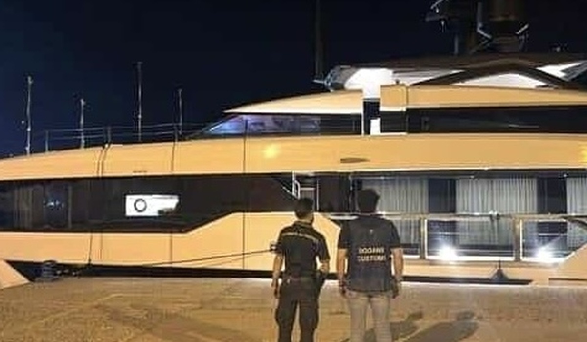 roccella jonica sequestrato yacht di lusso da 10 milioni evasione da 2 milioni da Urbanpost.it roccella jonica sequestrato yacht di lusso da 10 milioni evasione da 2 milioni