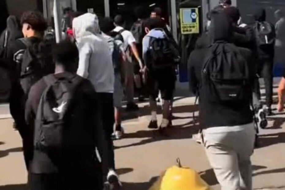 Il supermercato MD di via Rainusso a Modena, saccheggiato da un gruppo di studenti dopo l'uscita da scuola