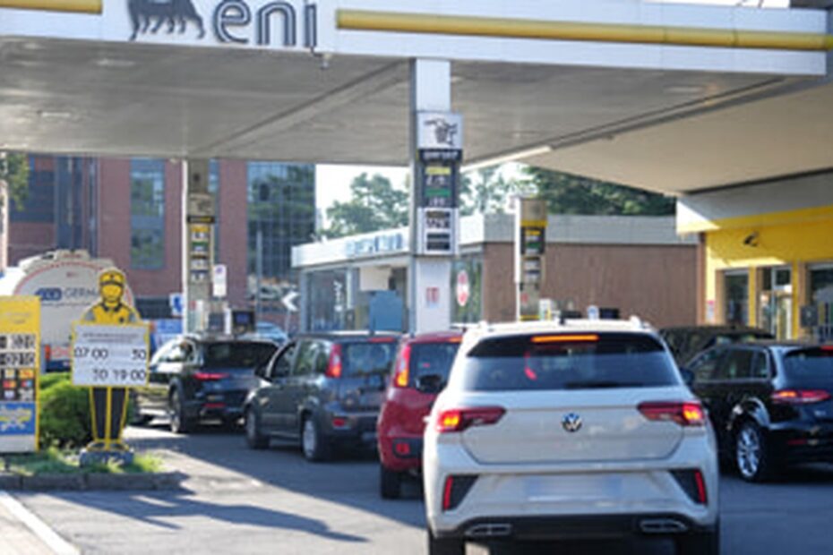 Code ai distributori Eni nel primo giorno del price cap: in diverse stazioni la benzina è esaurita