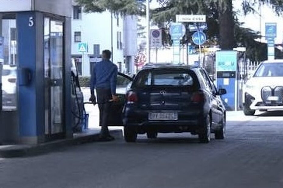 Carburanti, l'elenco dei distributori che applicano il tetto ai prezzi: Eni, Ip e le altre compagnie
