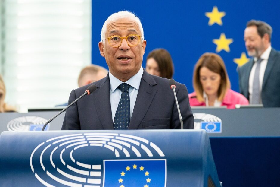 António Costa interviene al Parlamento europeo davanti alle stelle della bandiera Ue