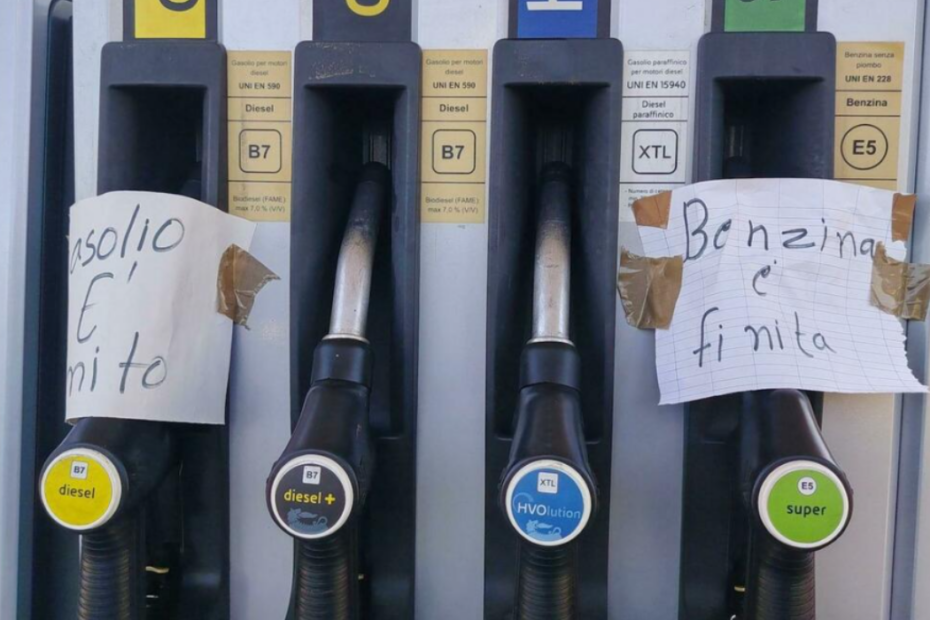 Carburante esaurito dopo il tetto ai prezzi Eni: code ai distributori da Napoli a Trento