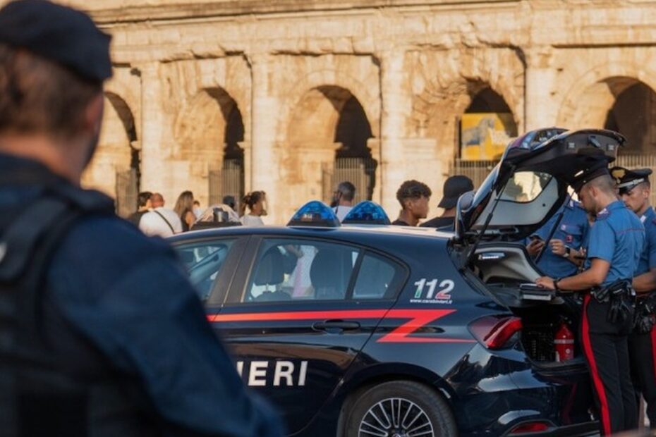 Carabinieri in servizio davanti al Colosseo a Roma, foto d’archivio