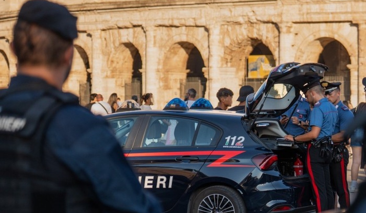 Carabinieri in servizio davanti al Colosseo a Roma, foto d’archivio
