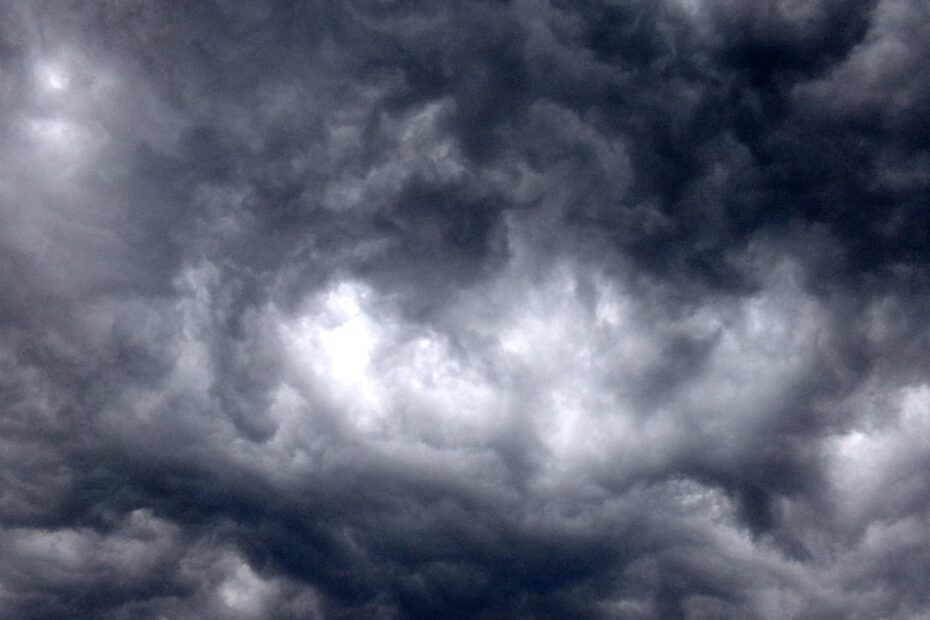 Nuvole scure e compatte nel cielo prima di un temporale