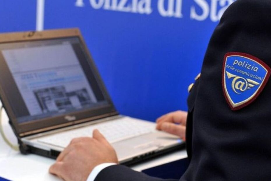 Agente della Polizia Postale al computer, foto d’archivio