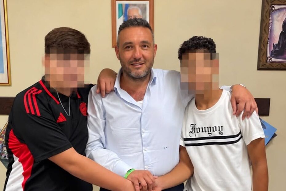 Il sindaco di Terzigno Salvatore Carillo con i due studenti, con i volti oscurati