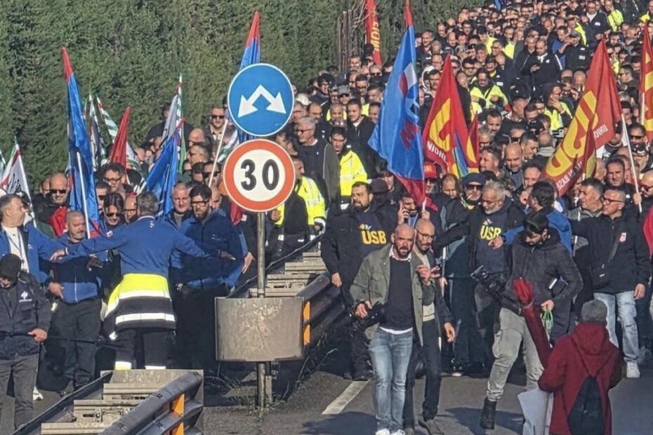 Operai dell'ex Ilva di Taranto durante il presidio notturno sulla statale 106 Jonica, nel secondo giorno di sciopero a oltranza