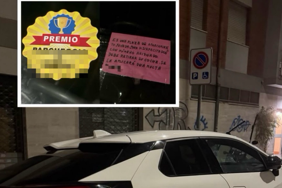 Un adesivo giallo con una coppa e la scritta "Premio parcheggio di me**a" sul parabrezza di una Toyota bianca parcheggiata nello stallo per disabili al Lungotevere degli Artigiani a Roma