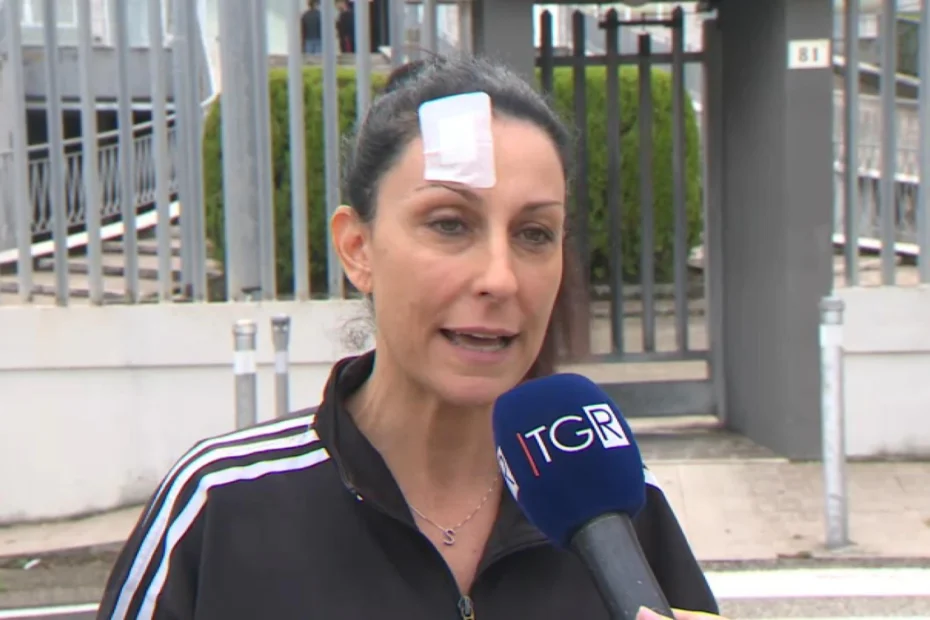 La postazione radio della tribuna stampa dello stadio Faldini di Giulianova, crollata dopo i pugni di alcuni tifosi: ferita la giornalista Silvia Trillini