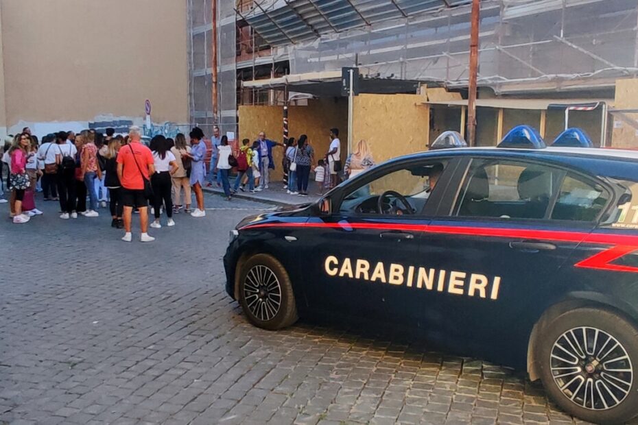 Piazzale Medaglie d'Oro a Ferrara, dove tre minorenni hanno tentato di rapinare due studenti prima di entrare a scuola