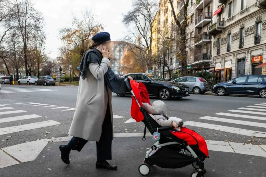 Un passeggino su un marciapiede di Porta di Roma: una mamma di 39 anni è stata investita da un'auto che è fuggita, rintracciato e denunciato un 20enne