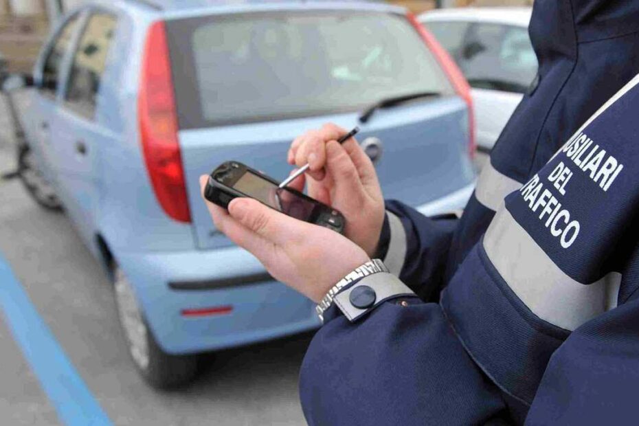 Un'auto in autostrada: il nuovo codice della strada calcola le multe per eccesso di velocità in base ai chilometri orari di sforamento, in vigore dal 1° gennaio 2028